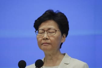 Hongkongs Regierungschefin Carrie Lam hat das umstrittene Gesetz für Auslieferungen an China auf Eis gelegt.