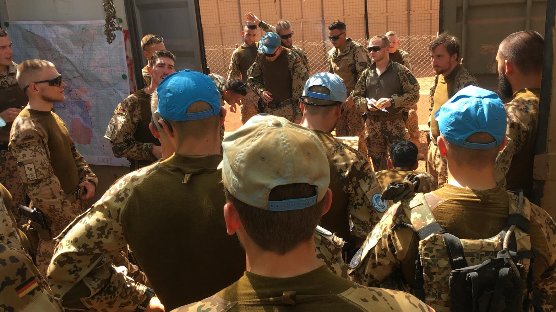 Lagebesprechung vor Beginn einer Patrouille im Camp Castor: Ein Zugführer gibt letzte Anweisungen und erklärt die Sicherheitslage. Danach geht es für die über 40 Soldatinnen und Soldaten auf eine neunstündige Fahrt.