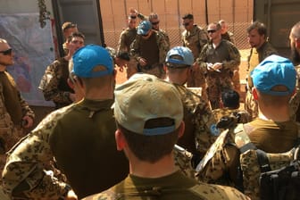 Lagebesprechung vor Beginn einer Patrouille im Camp Castor: Ein Zugführer gibt letzte Anweisungen und erklärt die Sicherheitslage. Danach geht es für die über 40 Soldatinnen und Soldaten auf eine neunstündige Fahrt.