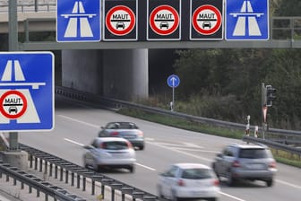 Maut-Schilder an der Autobahn: Das deutsche Gebührenmodell ist illegal, entschieden EU-Richter.