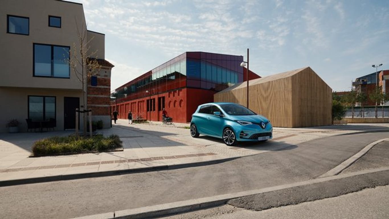 Der neue Renault Zoe kommt serienmäßig mit LED-Scheinwerfern, stärker konturierter Haube und größerer Raute.