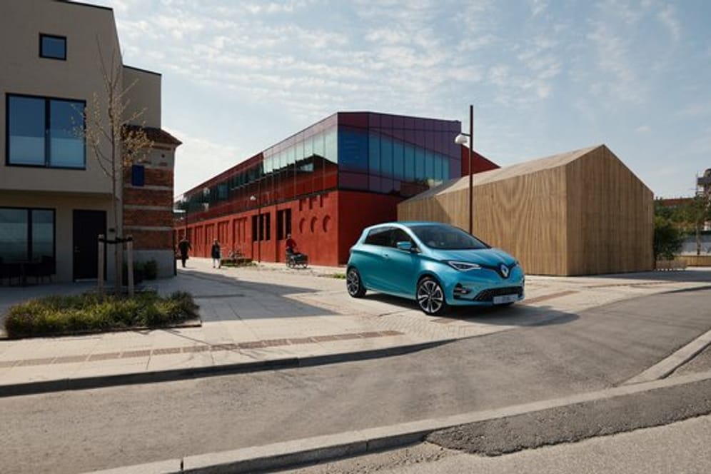 Der neue Renault Zoe kommt serienmäßig mit LED-Scheinwerfern, stärker konturierter Haube und größerer Raute.