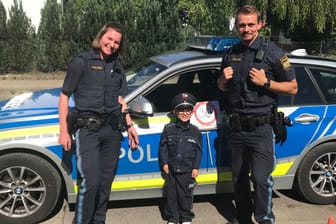 Als Polizist verkleidet