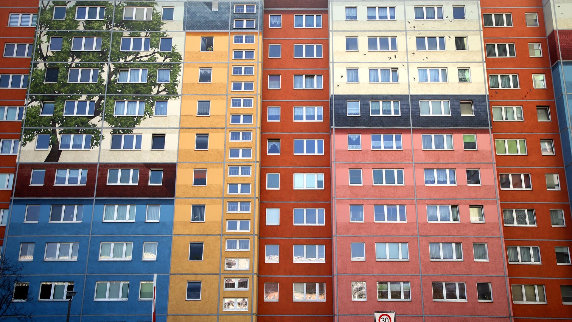 Plattenbauten im Bezirk Berlin Friedrichshain: Der rot-rot-grüne Senat in Berlin hat sich auf Eckpunkte für einen Mietendeckel in der Hauptstadt geeinigt.