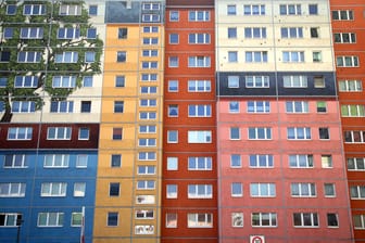 Plattenbauten im Bezirk Berlin Friedrichshain: Der rot-rot-grüne Senat in Berlin hat sich auf Eckpunkte für einen Mietendeckel in der Hauptstadt geeinigt.
