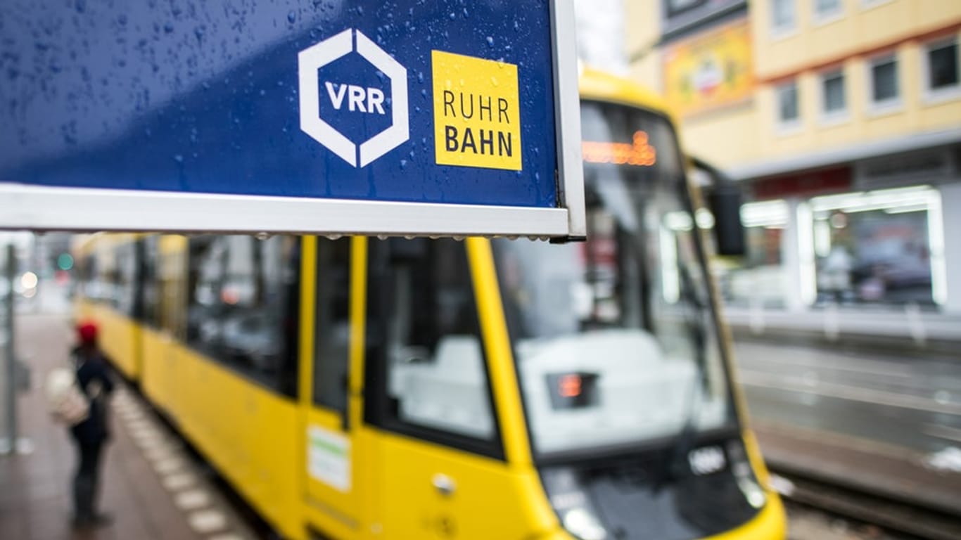 Ruhrbahn fährt in Haltestelle ein (Symbolbild): Von nun an können Abonnements online abgeschlossen werden.