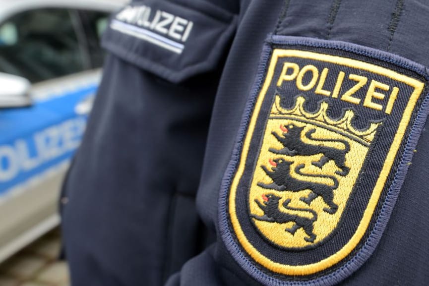 Polizist mit Armbinde: Ein Beamter hat jetzt seine beruflichen Zugänge dafür genutzt, um an Namen und Telefonnummer einer Frau zu kommen.