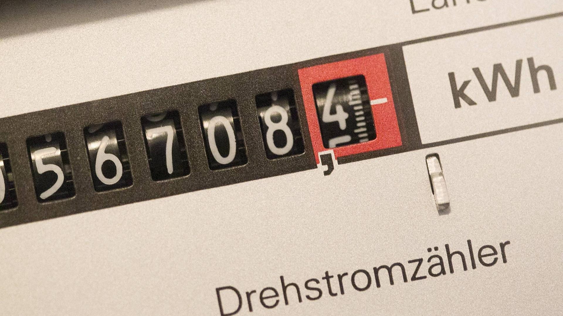 Ein Drehstromzähler zeigt den Stromverbrauch an: Ab 2032 soll dieser Prozess digitalisiert werden.