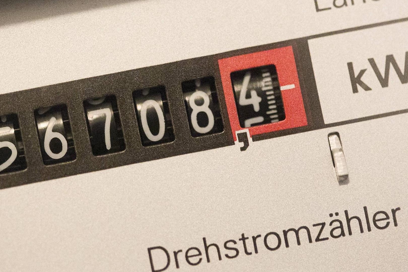 Ein Drehstromzähler zeigt den Stromverbrauch an: Ab 2032 soll dieser Prozess digitalisiert werden.