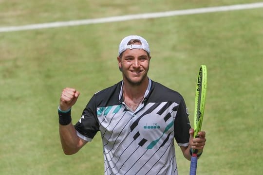 Jan-Lennard Struff feiert seinen Sieg.