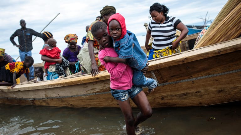 Kongolesische Flüchtling erreichen Uganda per Boot: In ihrem Heimatland terrorisieren bewaffnete Gruppen die Zivilbevölkerung.