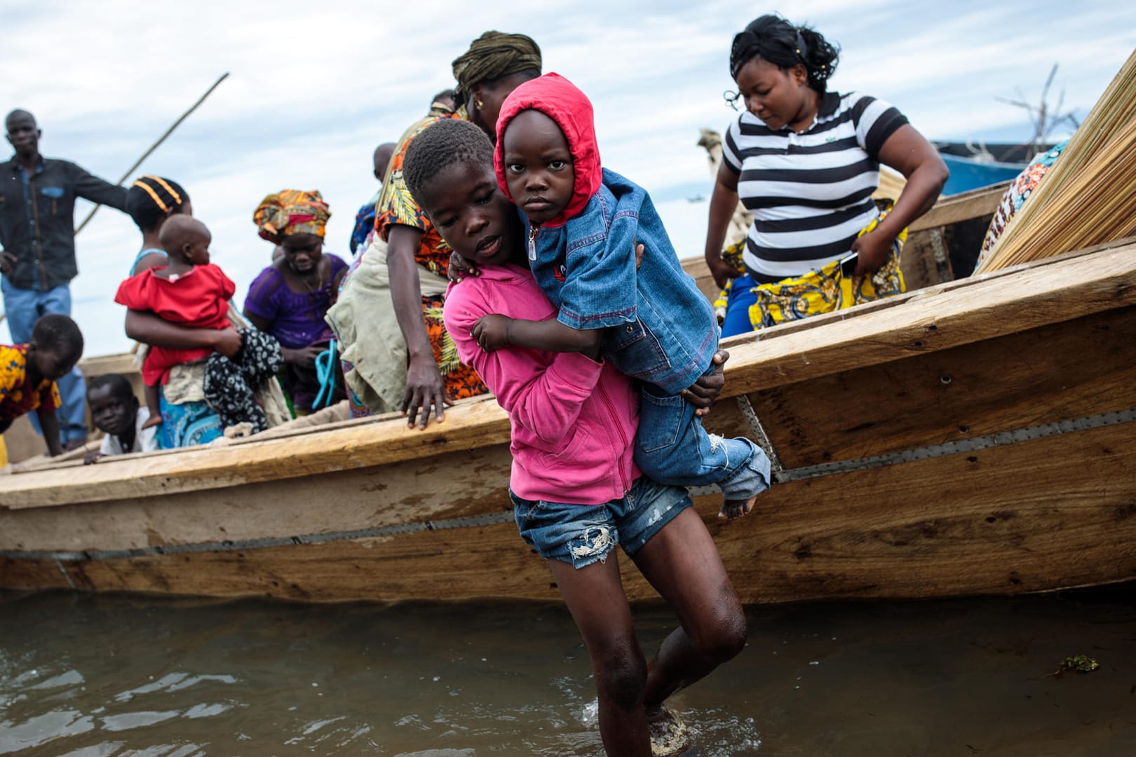 Kongolesische Flüchtling erreichen Uganda per Boot: In ihrem Heimatland terrorisieren bewaffnete Gruppen die Zivilbevölkerung.