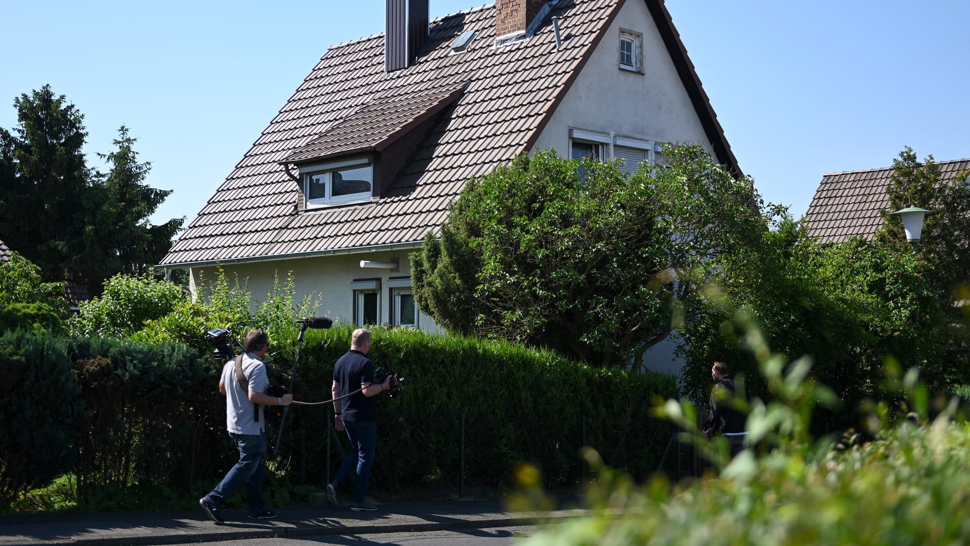 Journalisten gehen vor dem Wohnhaus von Stephan E.: Seine Nachbarn beschreiben ihn als ruhigen Familienmenschen.