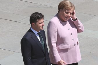 Angela Merkel fasst sich an den Kopf: Bei einem Staatsempfang mit dem ukranischen Präsidenten Selensky fing sie heftig an zuzittern.