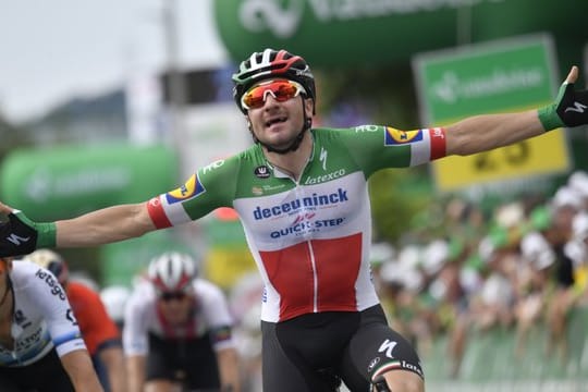 Elia Viviani jubelt über seinen ersten Etappensieg bei der Tour de Suisse.