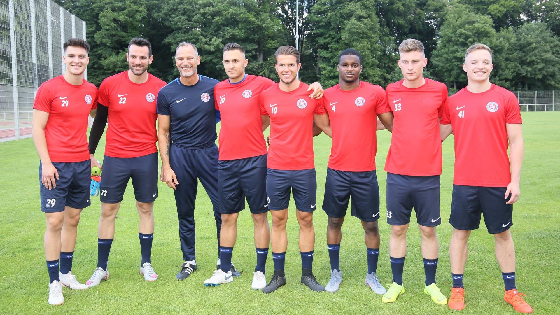 Trainingsauftakt Neuzugänge beim Wuppertaler SV: v. li. Nedim Pepic, Edin Pepic (Sancaktar), Trainer Andreas Zimmermann, Kevin Pytlik, Daniel Nesseler, Ufumwen Osawe, zusammen mit Mike Osenberg und Nick Osygus.