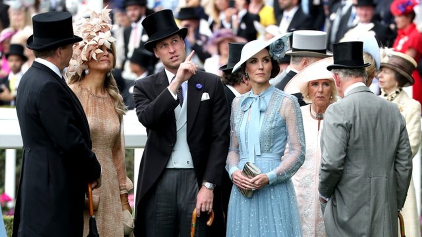 König Willem-Alexander (l-r), Königin Maxima der Niederlande, der britische Prinz William, dessen Frau Kate,, Camilla und Prinz Charles beim Pferderennen Royal Ascot.