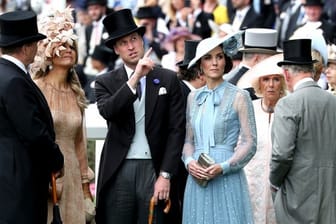 König Willem-Alexander (l-r), Königin Maxima der Niederlande, der britische Prinz William, dessen Frau Kate,, Camilla und Prinz Charles beim Pferderennen Royal Ascot.