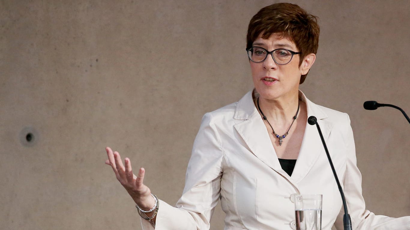 Annegret Kramp-Karrenbauer : Die CDU-Vorsitzende hat sich bisher nicht zu dem Bericht geäußert.