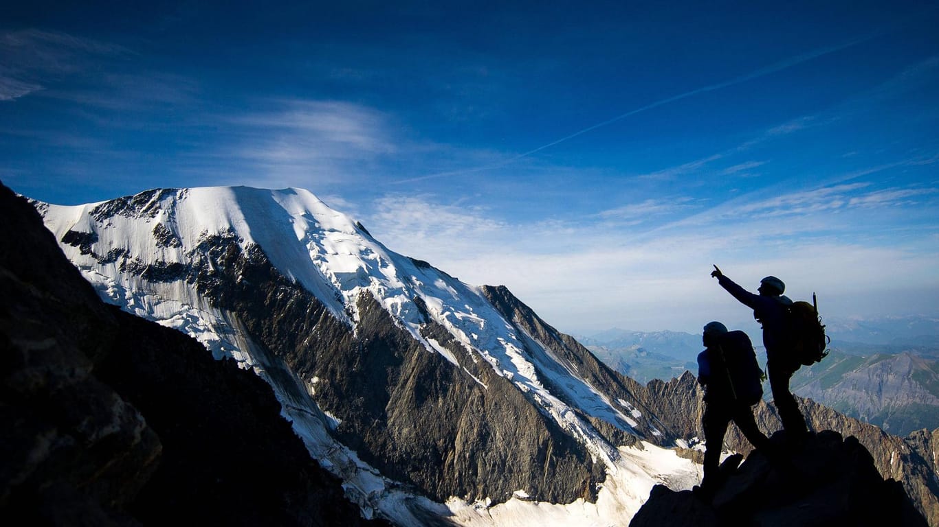 Bergsteiger auf dem Mont Blanc, dem höchsten Berg der Alpen (Symbolbild): Das Flugzeug der beiden Alpinisten wurde in einer Militärzone entdeckt, die nicht zur Landung zugelassen ist.