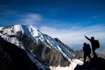 Bergsteiger auf dem Mont Blanc, dem höchsten Berg der Alpen (Symbolbild): Das Flugzeug der beiden Alpinisten wurde in einer Militärzone entdeckt, die nicht zur Landung zugelassen ist.