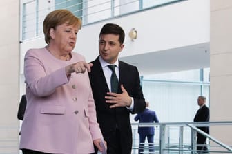 Bundeskanzlerin Angela Merkel und Wolodymyr Selensky, Präsident der Ukraine: Die Kanzlerin spricht sich für eine Verlängerung bestehender Strafmaßnahmen gegen Russland aus.
