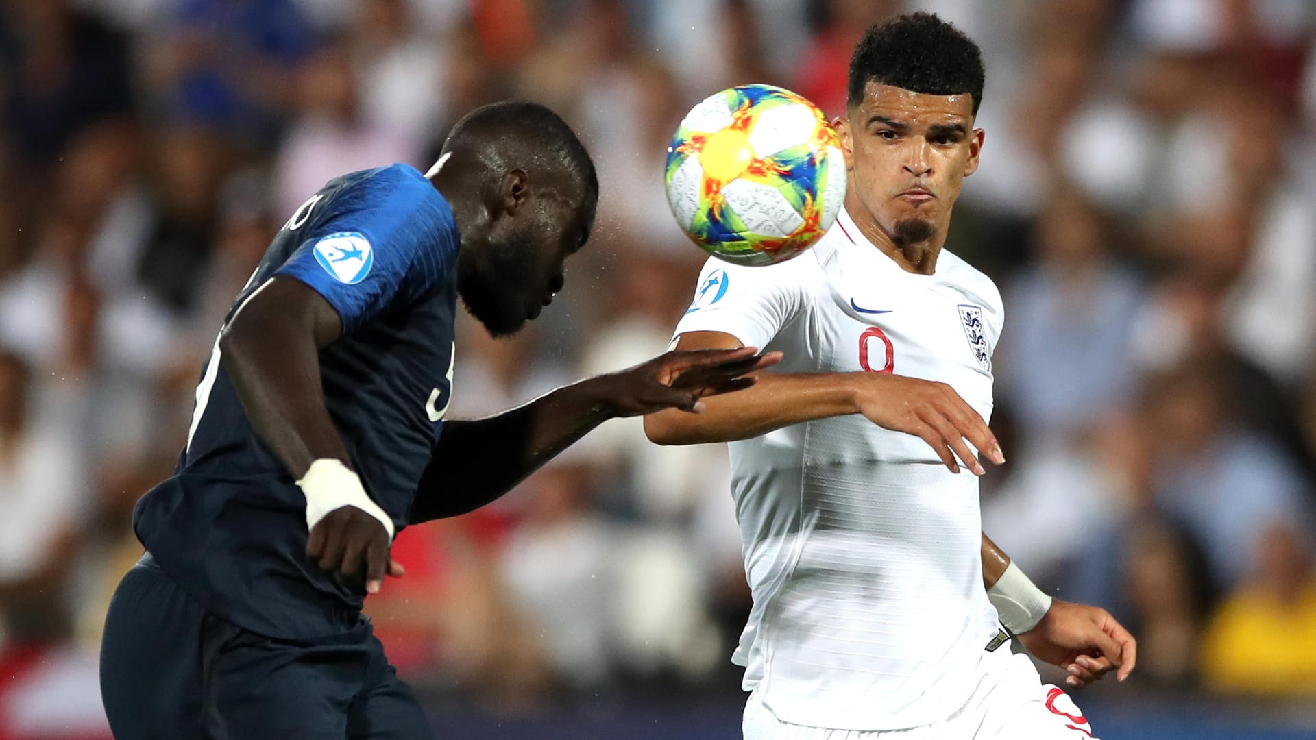 Frankreichs Dayot Upamecano (l.) klärt den Ball vor Englands Dominic Solanke: das Favoritenduell bei der U21-EM nahm einige kuriose Wendungen.