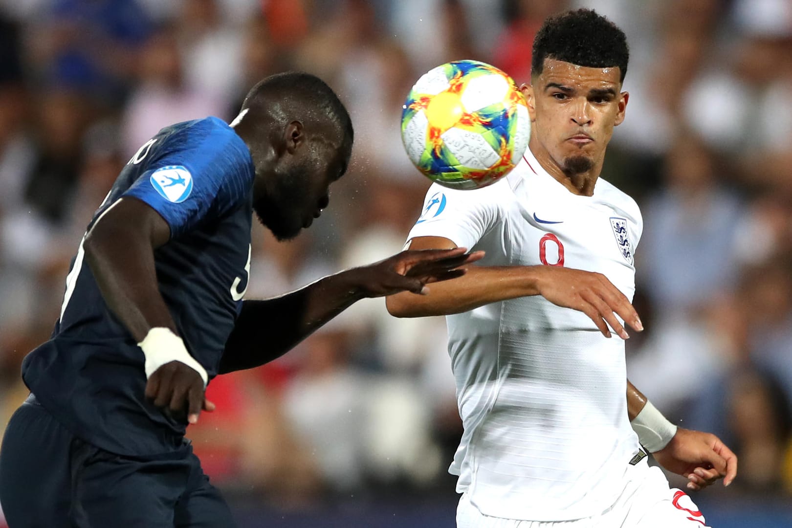 Frankreichs Dayot Upamecano (l.) klärt den Ball vor Englands Dominic Solanke: das Favoritenduell bei der U21-EM nahm einige kuriose Wendungen.
