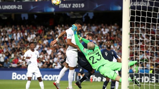 Frankreich-Keeper Paul Bernardoni (r) versucht vor Englands Dominic Solanke zu klären. Frankreich-Keeper Paul Bernardoni (r) versucht vor Englands Dominic Solanke zu klären.