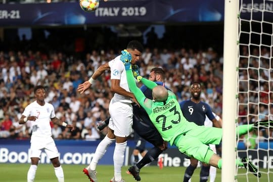 Frankreich-Keeper Paul Bernardoni (r) versucht vor Englands Dominic Solanke zu klären.