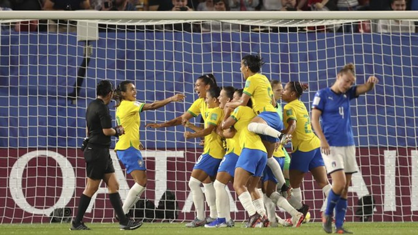 Brasiliens Marta (l) wird von ihren Teamkolleginnen für ihr Tor gegen Italien gefeiert.