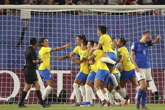 Brasiliens Marta (l) wird von ihren Teamkolleginnen für ihr Tor gegen Italien gefeiert.