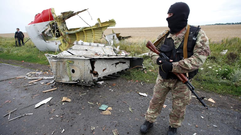 Pro-russischer Separatist an der Absturzstelle von Flug MH17.
