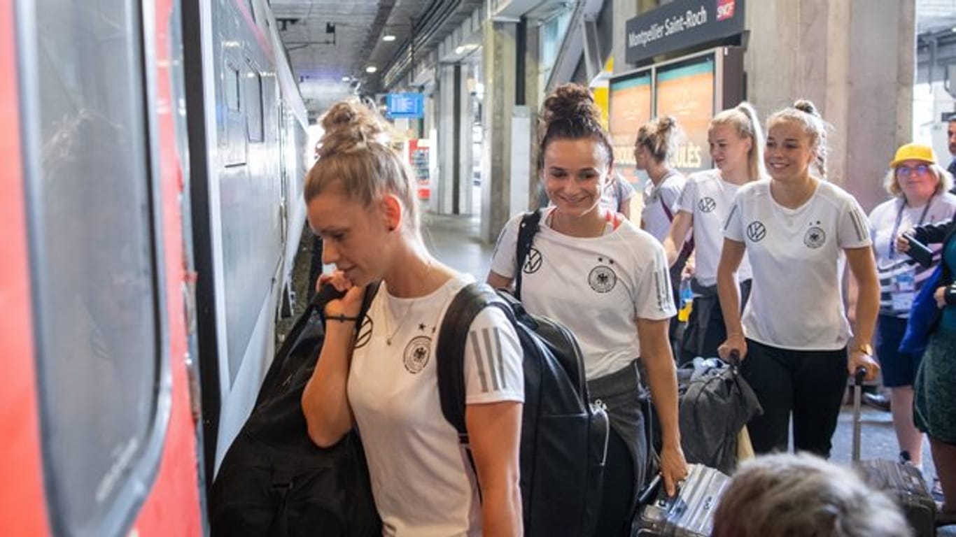 Auf nach Grenoble: Deutschlands Fußball-Frauen reisen ins nächste WM-Quartier.