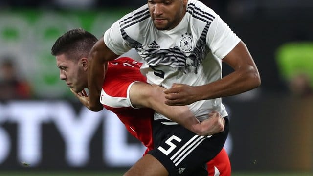 Kennen sich gut aus der Bundesliga: Jonathan Tah (r) ringt mit dem Serben Luka Jovic um den Ball. Kennen sich gut aus der Bundesliga: Jonathan Tah (r) ringt mit dem Serben Luka Jovic um den Ball.