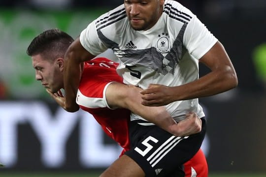 Kennen sich gut aus der Bundesliga: Jonathan Tah (r) ringt mit dem Serben Luka Jovic um den Ball.