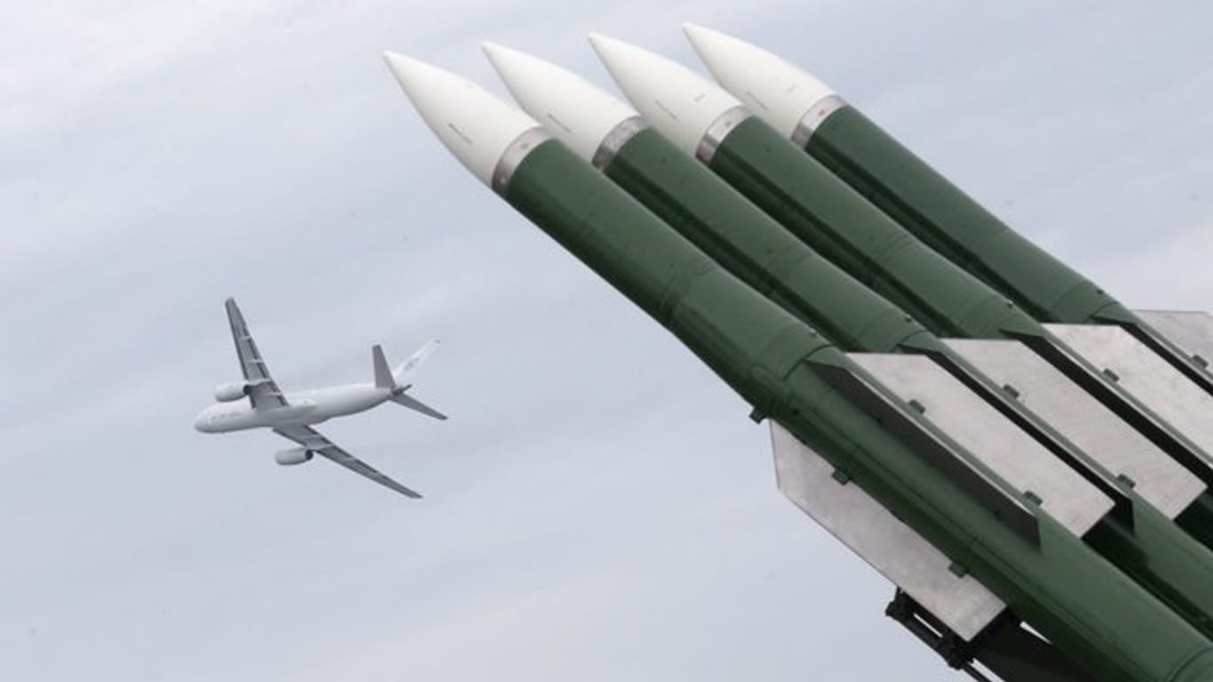 Luftfahrtausstellung in Moskau: Eine Tupolev 214 und ein russisches Raketen-Flugabwehrsystem Buk-M2 werden vorgeführt.