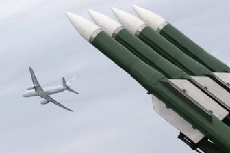 Luftfahrtausstellung in Moskau: Eine Tupolev 214 und ein russisches Raketen-Flugabwehrsystem Buk-M2 werden vorgeführt.