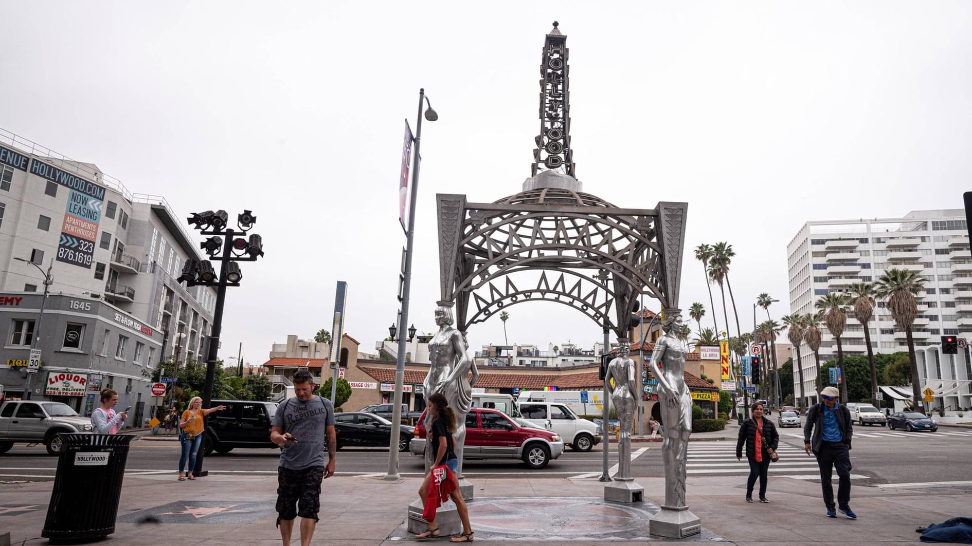 Die Skulptur "Ladies of Hollywood Gazebo": Auf der Spitze befand sich die Statue von Marilyn Monroe. Die Skulptur "Ladies of Hollywood Gazebo": Auf der Spitze befand sich die Statue von Marilyn Monroe.