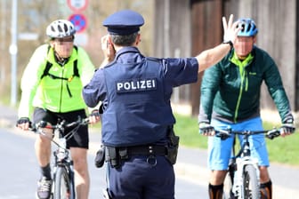 Fahrradkontrolle mit einem – echten – Polizisten: In Erftstadt stahl ein falscher Polizist ein Rad.
