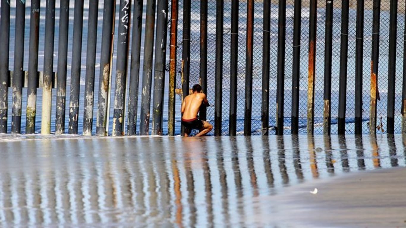 Unerreichbar: Ein Mann beobachtet durch den Grenzzaun bei Tijuana die amerikanische Seite.