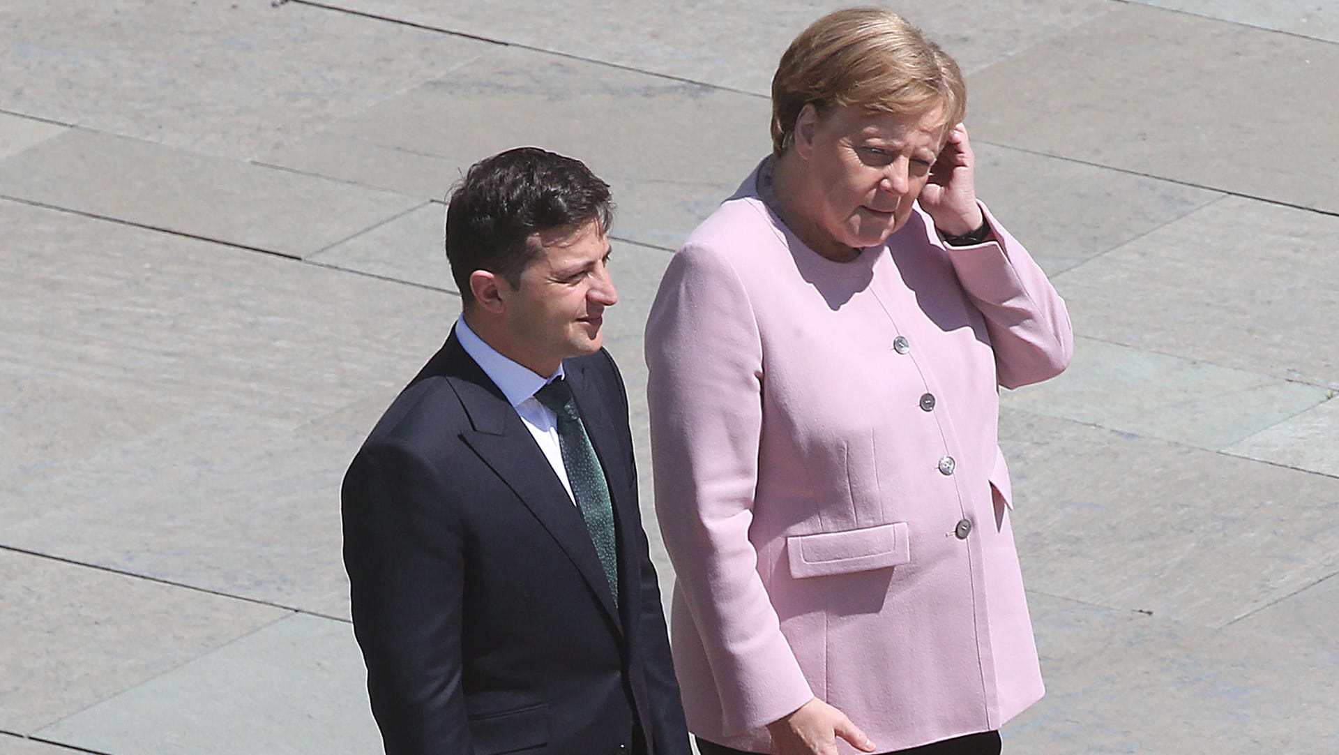 Bundeskanzlerin Angela Merkel mit Wolodymyr Selensky: Beim Staatsempfang des neuen ukrainischen Präsidenten zitterte die Bundeskanzlerin heftig