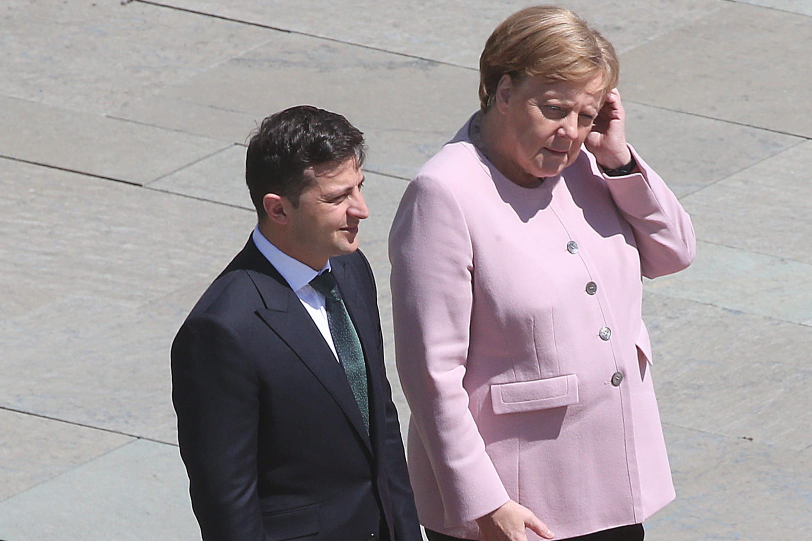 Bundeskanzlerin Angela Merkel mit Wolodymyr Selensky: Beim Staatsempfang des neuen ukrainischen Präsidenten zitterte die Bundeskanzlerin heftig