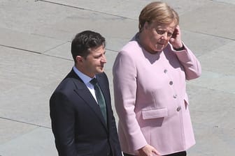 Bundeskanzlerin Angela Merkel mit Wolodymyr Selensky: Beim Staatsempfang des neuen ukrainischen Präsidenten zitterte die Bundeskanzlerin heftig