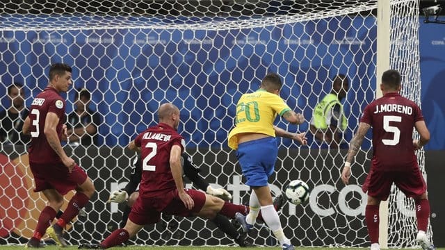 Brasiliens Roberto Firmino schießt ein Tor gegen Venezuela, das der Schiedsrichter später annulliert. Brasiliens Roberto Firmino schießt ein Tor gegen Venezuela, das der Schiedsrichter später annulliert.