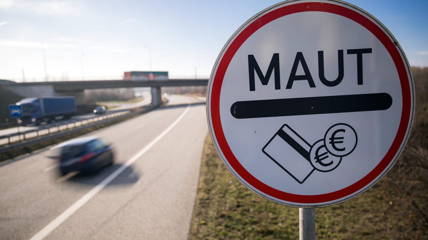 Pkw-Maut: Ein Verkehrsschild weist die Autofahrer der Stadtautobahn auf die Mautpflicht für die Passage eines Tunnels hin.