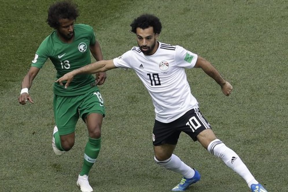 Mohamed Salah (r) soll beim Afrika-Cup Gastgeber Ägypten zu Siegen führen.