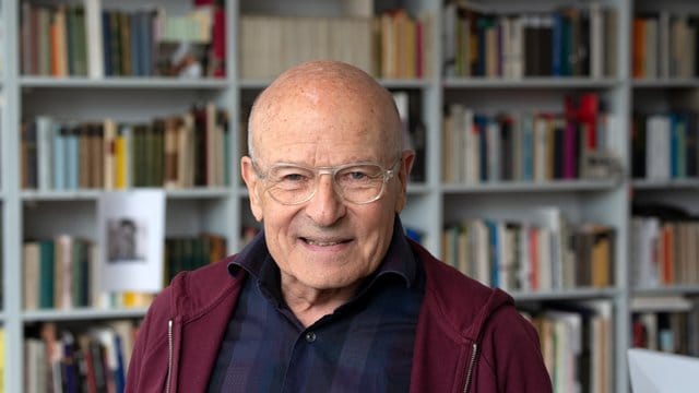 Viele Bücher: Volker Schlöndorff im Arbeitszimmer seines Hauses.