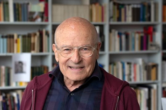 Viele Bücher: Volker Schlöndorff im Arbeitszimmer seines Hauses.