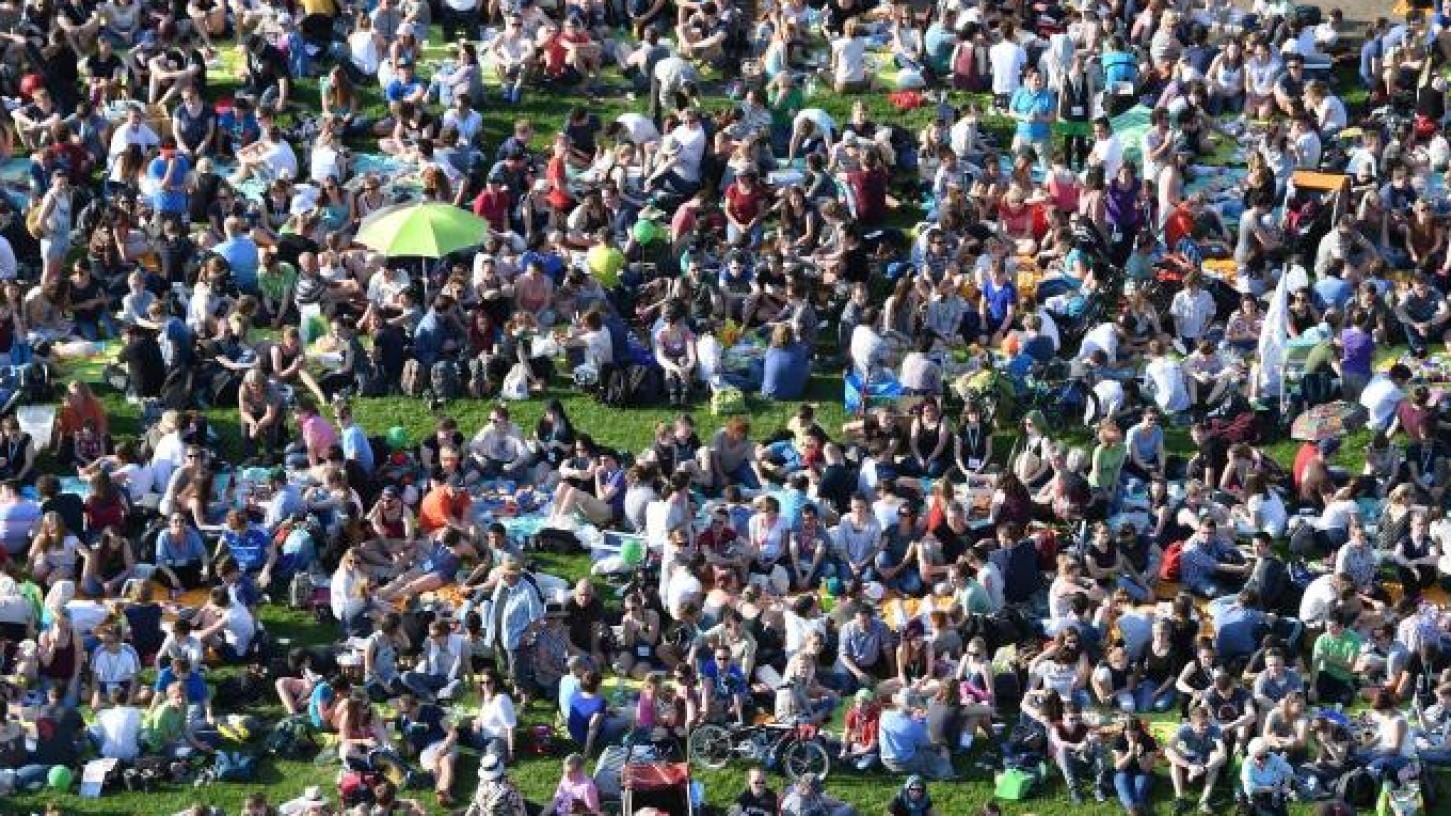 Tausende Menschen picknicken bei einem Fest im Karlsruher Schlosspark im Jahr 2016: Die Bevölkerung in der Stadt soll weiter steigen.